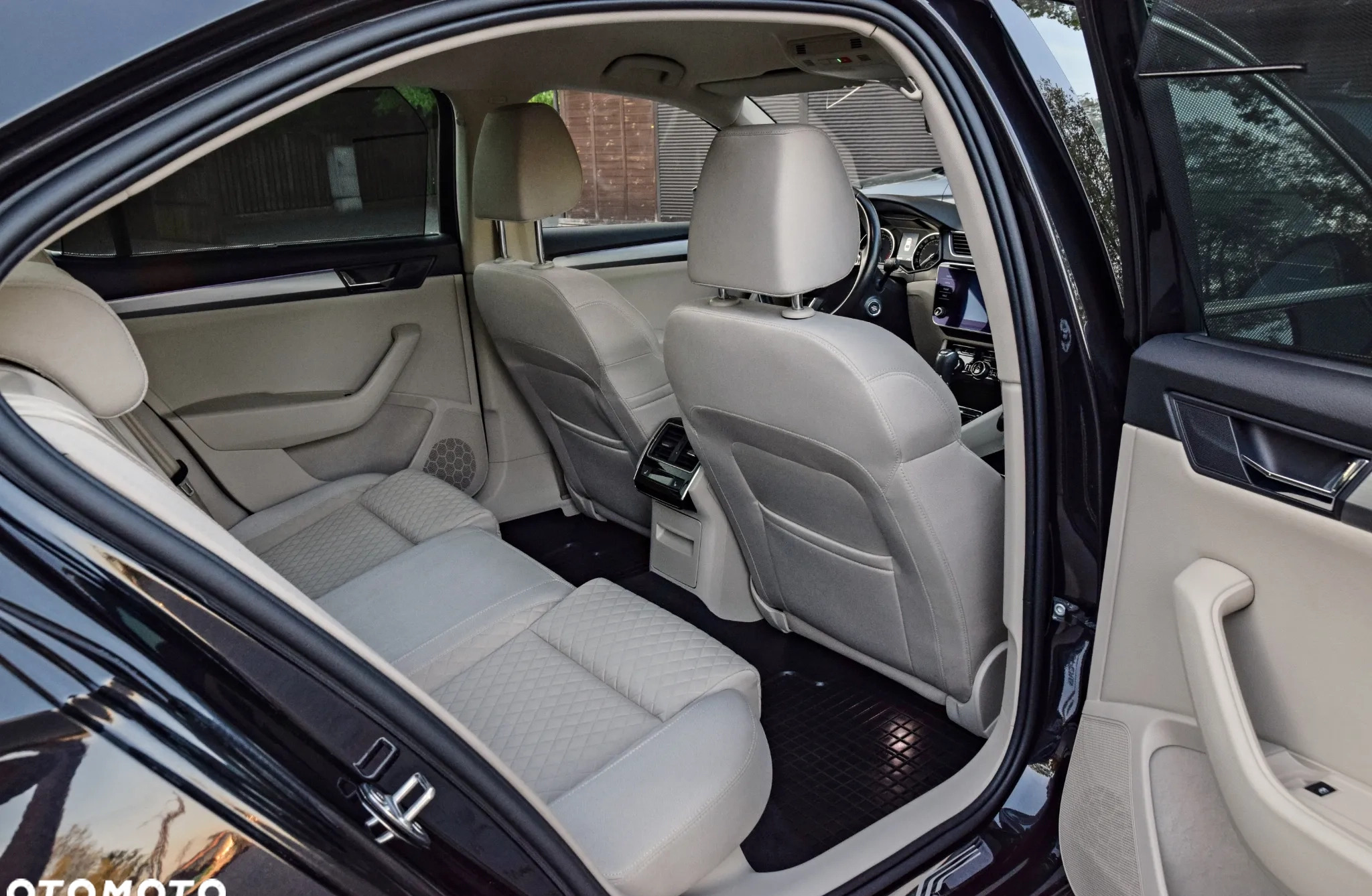 Skoda Superb cena 84900 przebieg: 200000, rok produkcji 2018 z Sochaczew małe 742